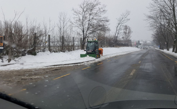 Az utakat, a járdákat és a buszmegállókat is takarítják már Fehérváron