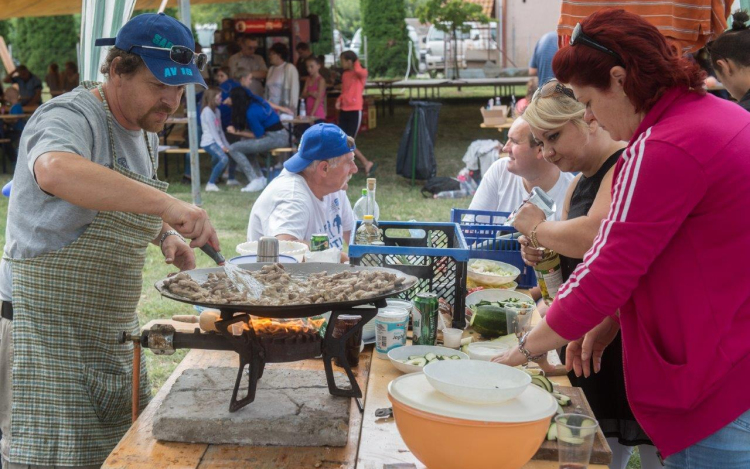 Jókedv az őszben - vigasságokat tartottak Börgöndön, Kisfaludon és a Szedreskertben