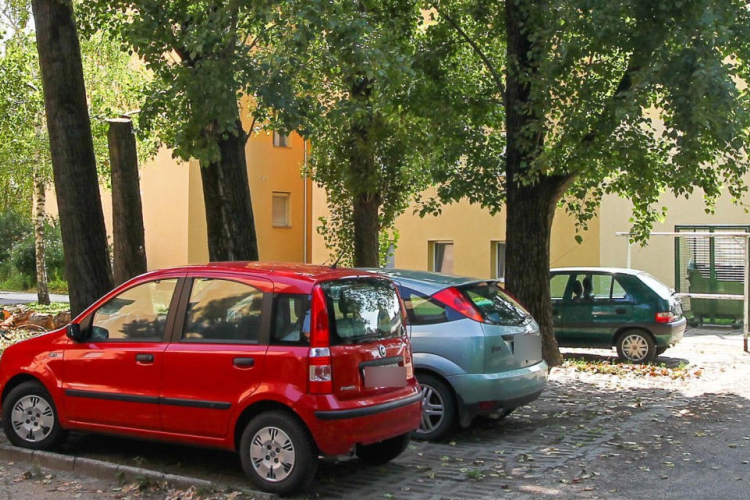 Bevonják a vasút környékét is a fizetős parkolás rendszerébe