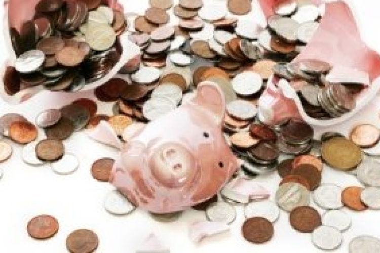 Tömegével bontják fel a hazai biztosításokat