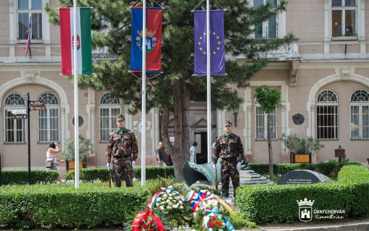 Néma koszorúzásokkal emlékeztek a II. világháború európai befejezésére Fehérváron
