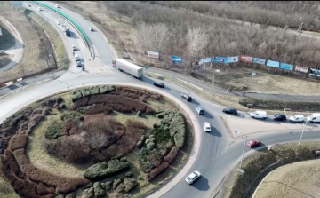 Megkezdődhet az Auchan-körforgalom bővítése, lesz még egy lehajtó az M7-esről Fehérvárnál