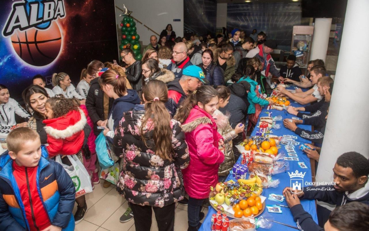 Adományokat gyűjtöttek és osztottak a fehérvári kosarasok és kézisek