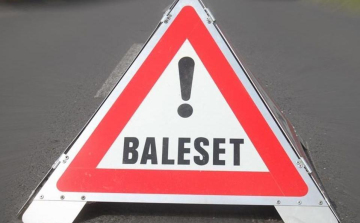 Ráfutásos balesetet szenvedett négy autó az M1-esen