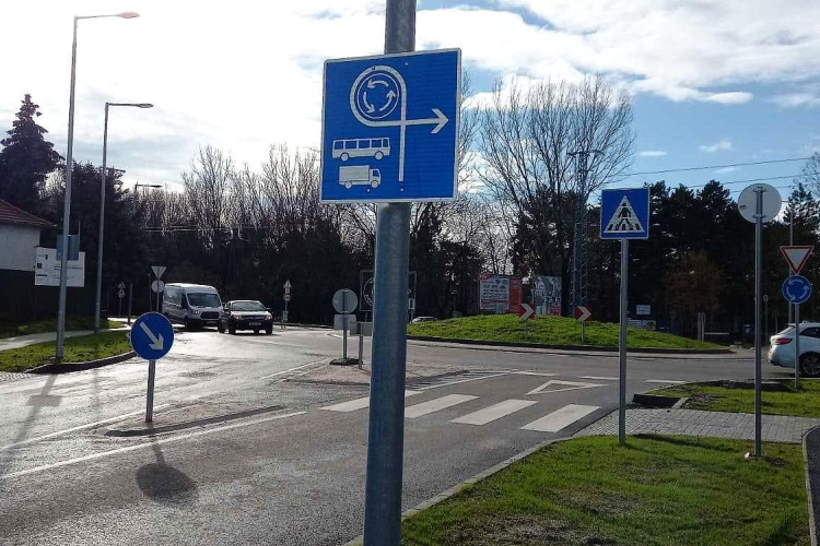 Újfajta közlekedési tábla Székesfehérváron, a déli összekötő út mentén