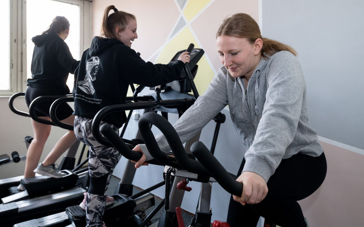 Sporteszközökkel bővültek a lánykollégium kondiszobái