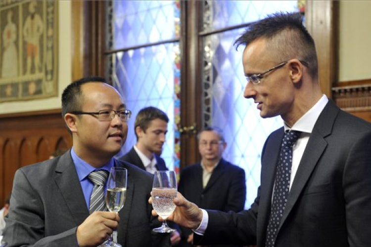 Magyarországra telepíti mobiljavító központját a kínai ZTE