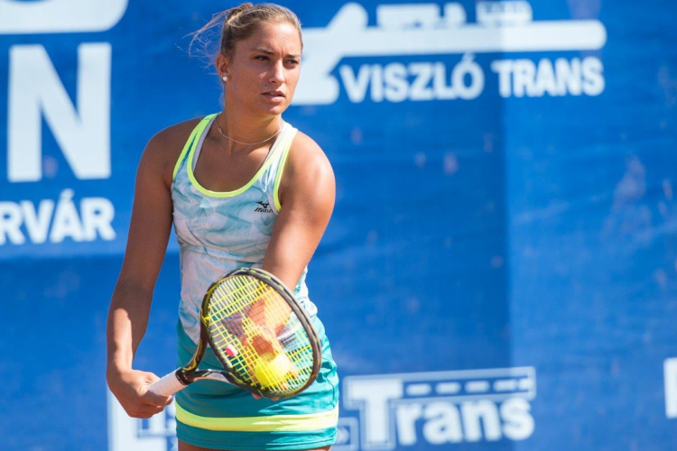 Szépen menetelnek a magyar teniszező lányok