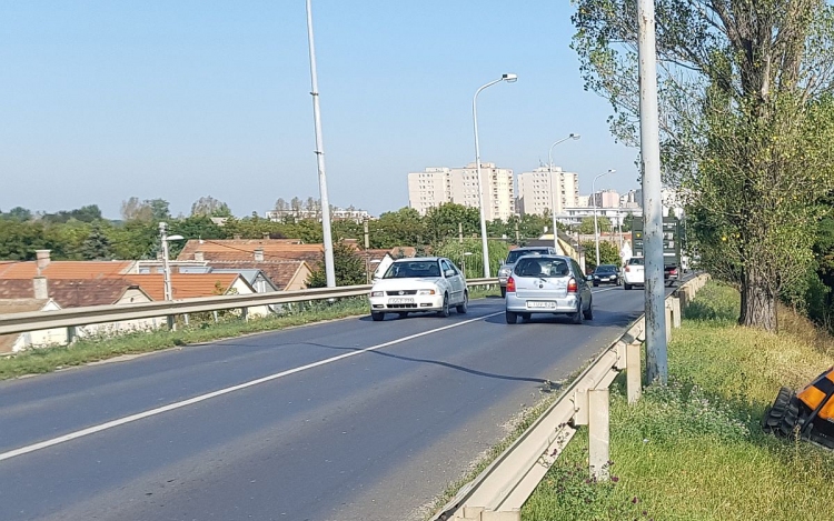 Forgalomkorlátozások hétfőtől a Balatoni úton - geotechnikai vizsgálatokat végeznek a töltésnél