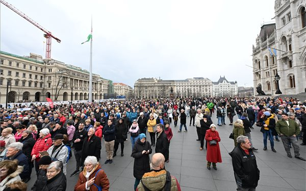 A közvetlen köztársaságielnök-választásért tüntettek ellenzéki pártok Budapesten