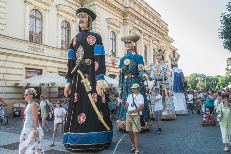 Az augusztusi koronázási ünnepi játékokra készültek az óriásbábok a belvárosban