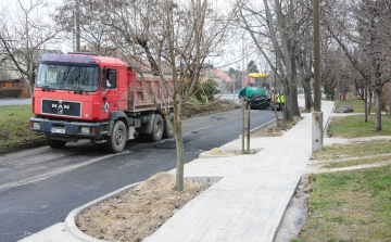 Elkezdődött az aszfaltozás az Adonyi út zsákutca szakaszán