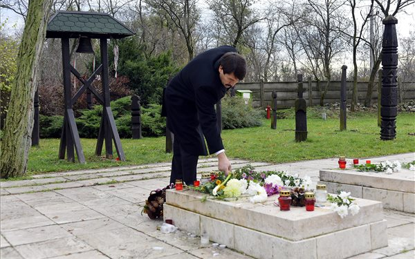 November 4. - Áder János lerótta kegyeletét a rákoskeresztúri Új Köztemetőben