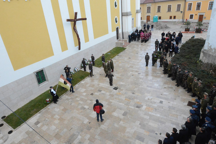 Néma főhajtás '56 hőseinek emléke előtt Székesfehérváron
