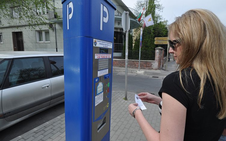 Ingyenes a parkolás a hosszúhétvége mindegyik napján Fehérváron