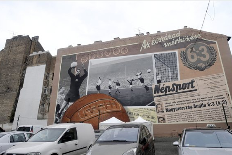 Ezer négyzetméteres falfestményen az évszázad mérkőzése