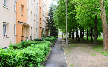 Új járdák a Köfémen - májusban kezdődik a Zombori utca felújítása