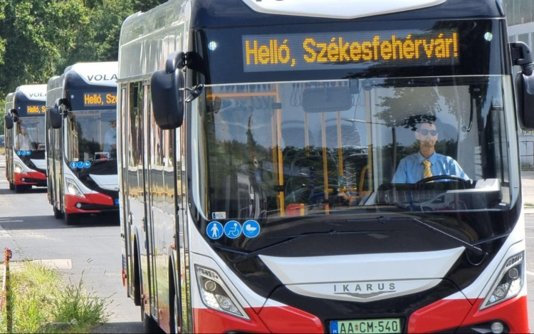 Újabb három elektromos busz áll szolgálatba hétfőtől Székesfehérváron