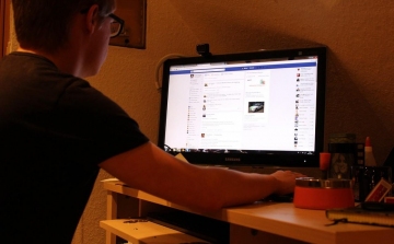 A magyar fiatalok 30 százaléka közösségimédia-függő