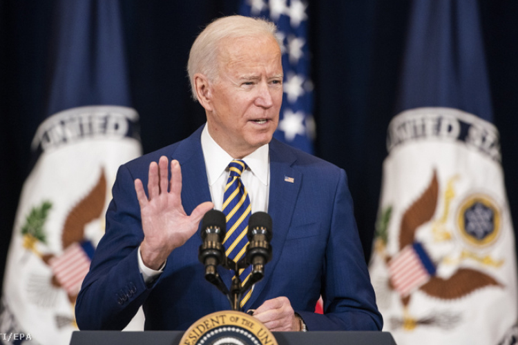 Joe Biden aláírta az Ukrajna hatvanmilliárd dolláros biztonsági támogatásáról szóló törvényt