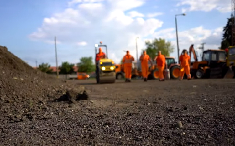 Keményen nekiestek a koronavírusnak a közutasok - VIDEÓ