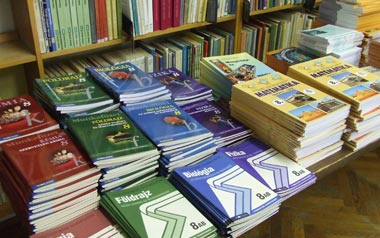 Egyféle tankönyv maradna?