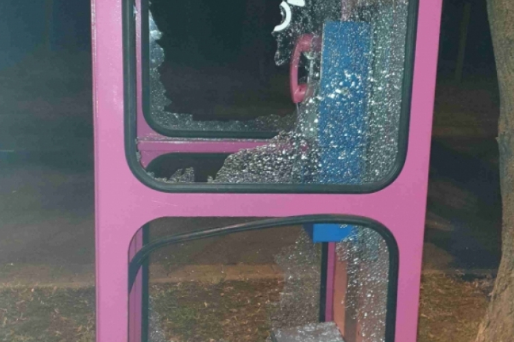 Szétverte a telefonfülkét, majd hívta a rendőrséget
