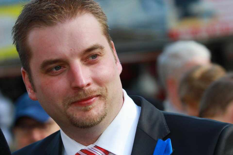 Bajai választás - Tények - Harangozó jelen volt a videó átadásánál