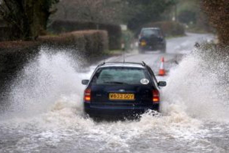 Katasztrofális időjárási és árvízhelyzet Nagy-Britanniában, különleges kormányintézkedések