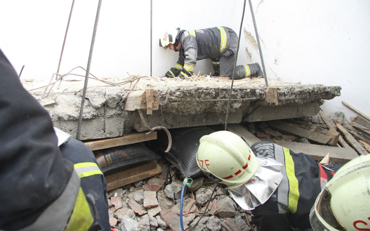 Túlélte a rémálmot - leszakadt betonfödém alá szorult egy munkás a Donát utcában