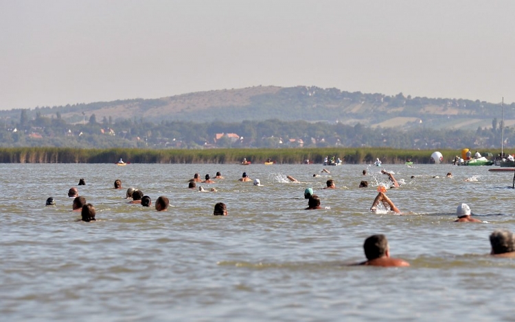Balaton, Velencei-tó, Duna, Tisza: indul az átúszások időszaka