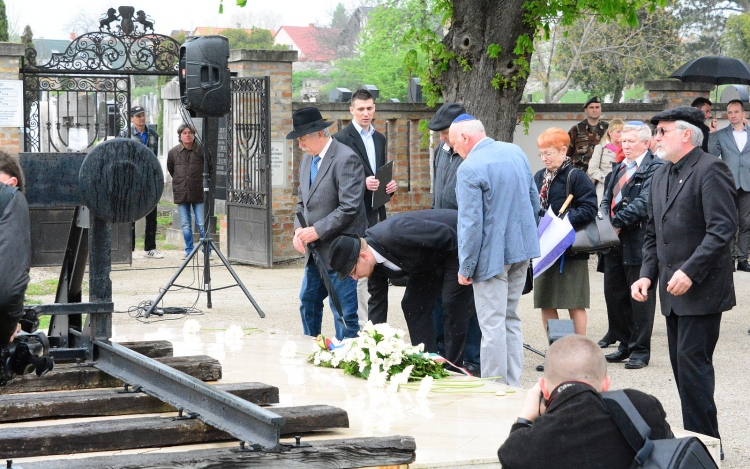 A Holokauszt áldozatainak emlékművénél emlékeztek hétfőn délelőtt a gyalázatra