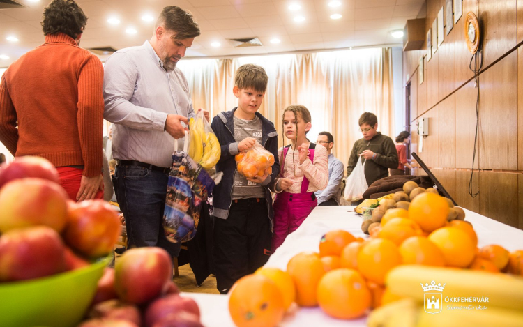 A Gyermekvédelmi Központot támogatta fellépésével a Zenede Bábszínház