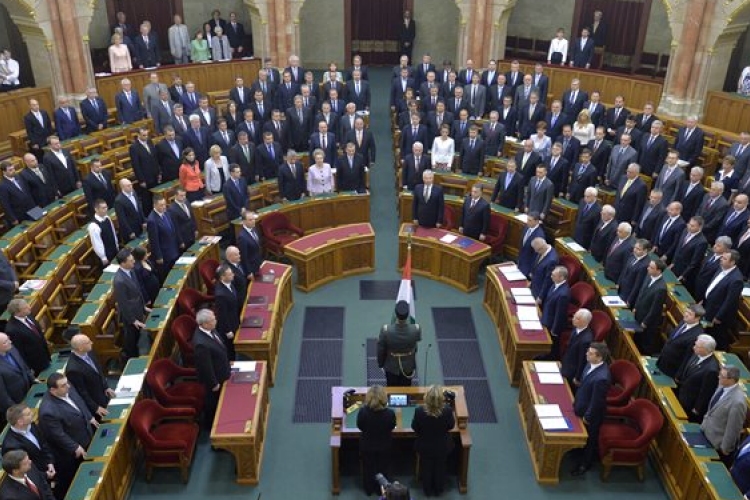 Új kormány - Esküt tettek az új miniszterek