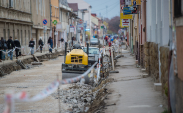 JÖVŐ HÉTEN ASZFALTOZNAK A LIGETSORON, VÉGSŐ KOPÓRÉTEGET KAP A TÁVÍRDA UTCA A FAL KÖZIG