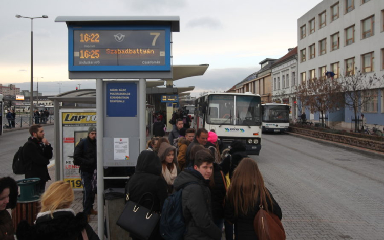 A székesfehérvári buszállomáson őrjöngött egy férfi