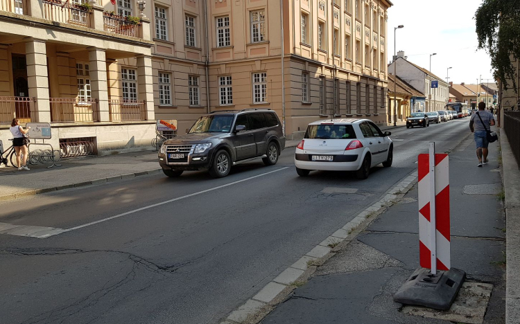 Szerda estig tart a sávlezárás a Petőfi iskola környékén