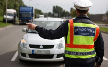 Egy családi ház kerítésének csapódott egy autós Bicskén