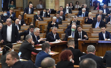 Elfogadta a koronavírus elleni védekezésről szóló törvényt a parlament