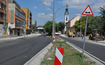 Hétfőn és kedden aszfaltoznak a Széchenyi úton és a Vörösmarty téren