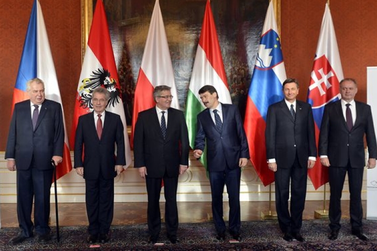 Megkezdődött a közép-európai államfői csúcstalálkozó Prágában