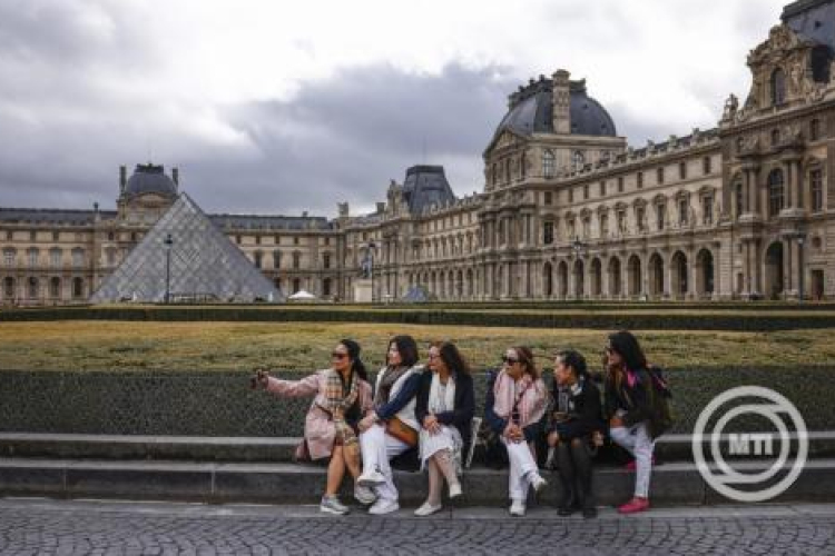 A Louvre kirablásának őrizetbe vett két gyanúsítottja részben beismerte a bűncselekményeket