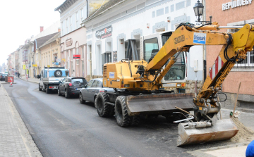 A KÖZMŰVEKKEL EGYÜTT ÚJULT MEG 270 MILLIÓ FORINTBÓL A TÁVÍRDA UTCA