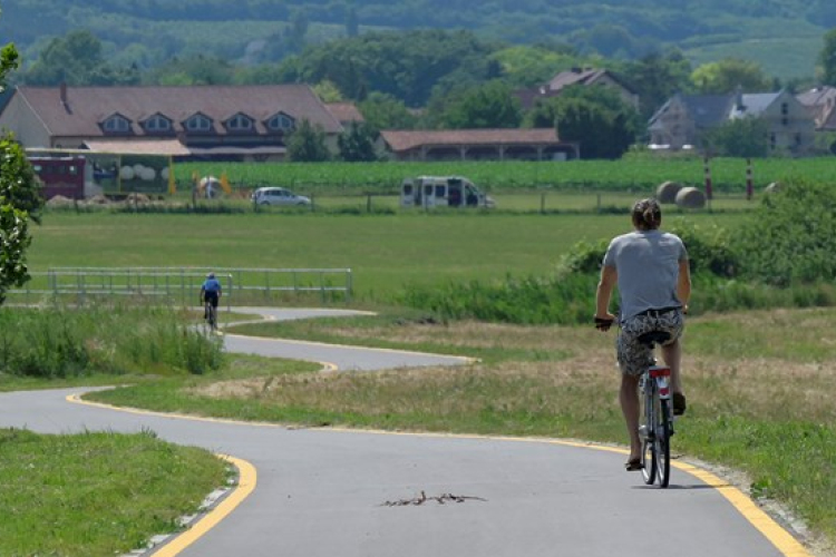 Még egy Budapest–Balaton kerékpárút épülhet, bár az államtitkárság szerint a dimbes-dombos jobb
