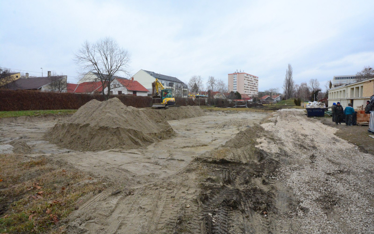 ÉLMÉNYMEDENCE, CSÚSZDÁK ÉS VIZES JÁTSZÓTÉR IS ÉPÜL A STRANDON