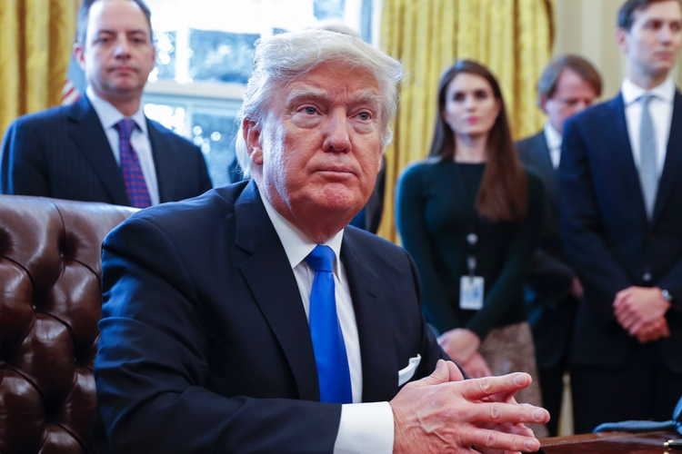 Újabb könyv a Trump-családról: az elnök felesége és idősebb lánya egymással rivalizál