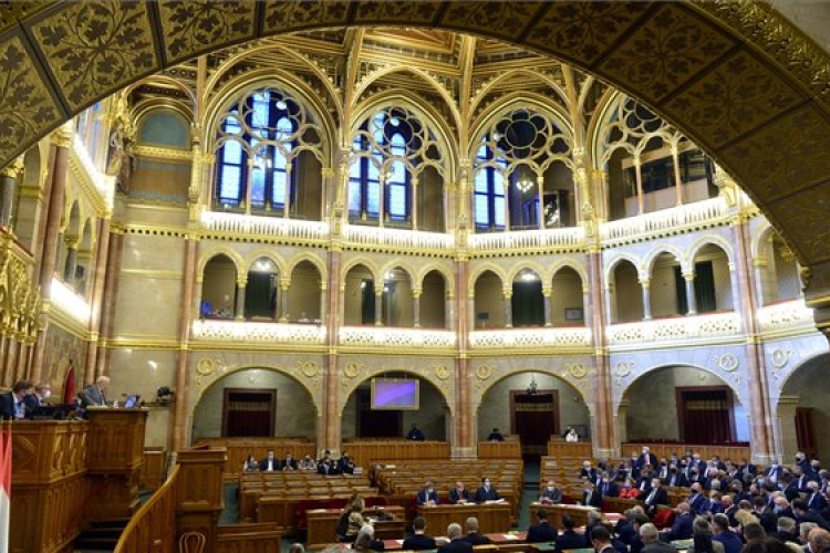 Ötnapos ülést tart az Országgyűlés, kezdődik a költségvetés vitája