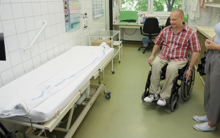 Speciális vizsgálóágy mozgássérülteknek a Szent György Kórház traumatológiáján