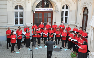 Nyáresti kórusmuzsika hangjai töltötték be a Liszt Ferenc utcát