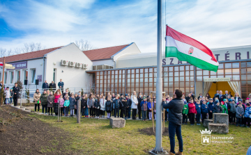 Ünnepi megemlékezés, szobor-újraavatás és épületbejárás is volt szerdán Feketehegyen